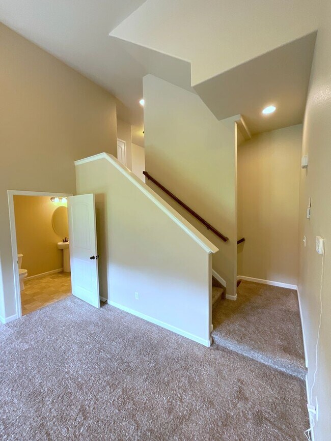 Building Photo - 3 Bedroom Townhome Available Near Dublin Blvd & Bridle Pass Dr!