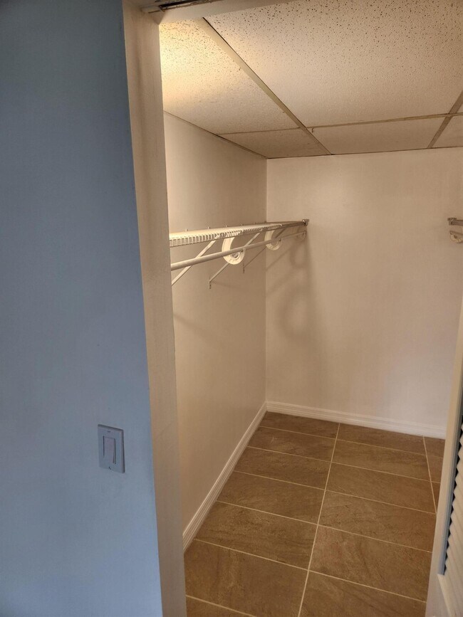 Building Photo - 600 Village Green Ct