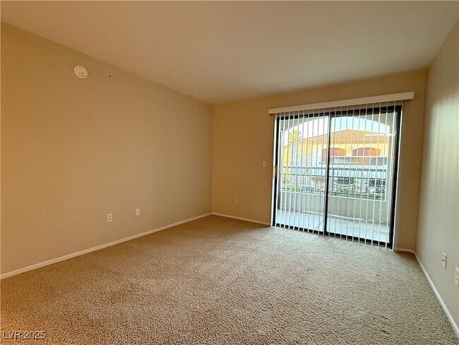 Building Photo - 950 Seven Hills Dr