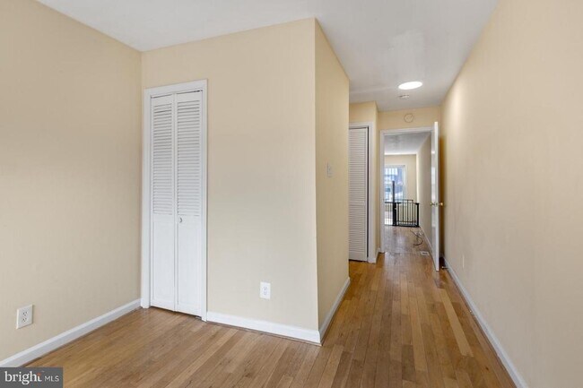 Building Photo - 711 S 5th St