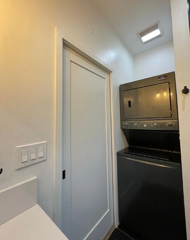 Building Photo - 2248 Elmgrove St