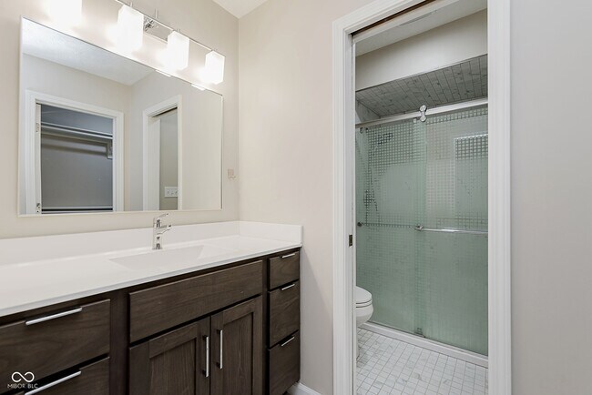 Building Photo - 3037 Golfview Dr