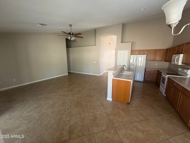 Building Photo - 918 S San Joaquin Ct