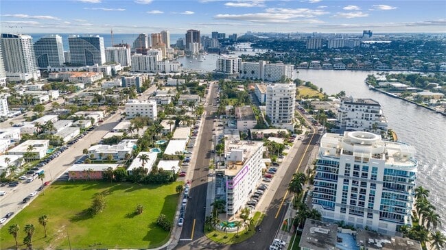 Building Photo - 720 Bayshore Dr