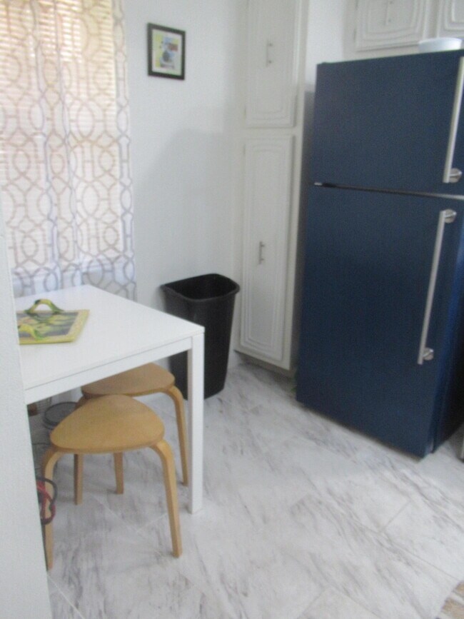 Building Photo - 2841 Somerset Dr