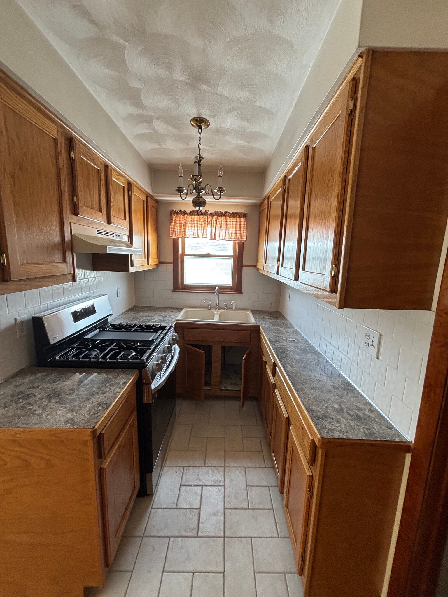 Kitchen - 84 Bellevue Ave