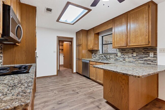 Building Photo - 850 Mission Hills Dr