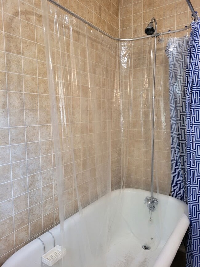 Building Photo - 206 Roxbury Rd