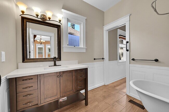 Building Photo - $1,750.00 - 2 Bedrooms, 1 Bathroom, Single...