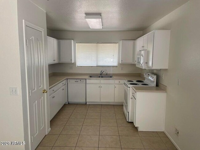 Building Photo - 6152 S Sharon Ct
