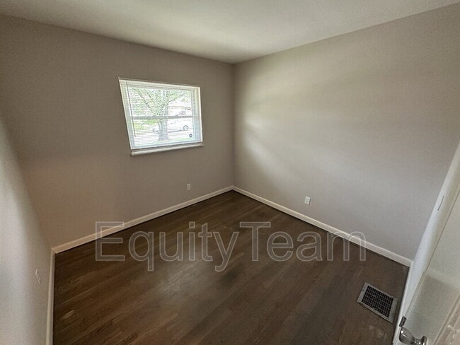 Building Photo - 5106 Chantilly Dr