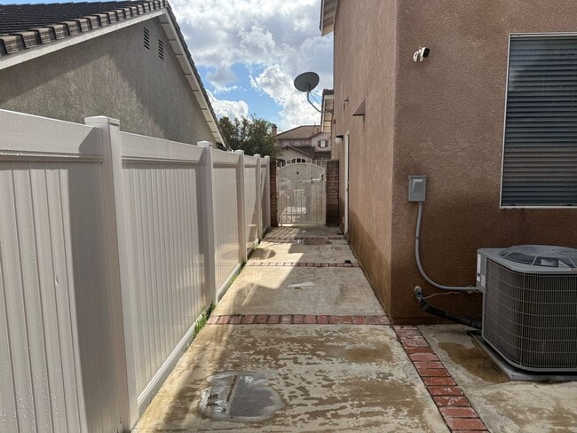 Building Photo - Updated home near Sycamore Canyon available for lease