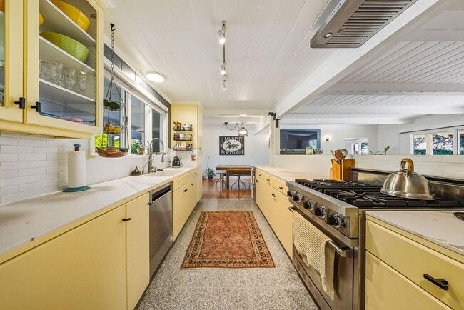 Building Photo - 724 N Refugio Rd