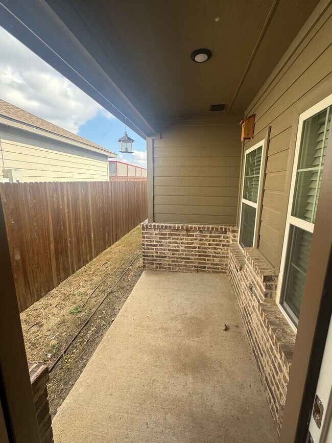 Building Photo - Enclosed Fenced Yard - 3/2/2 - Commuter Friendly
