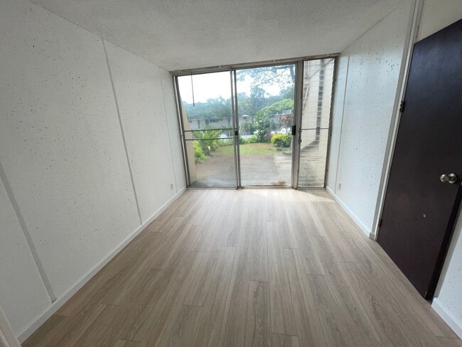 Building Photo - "Cathedral Point" Spacious Ground-Floor 1-...