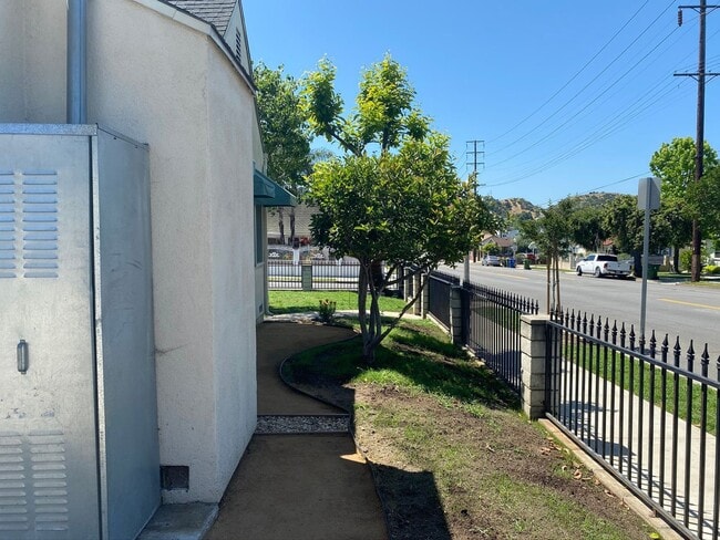 Building Photo - Spacious 2 Bedroom 1 Bath House in Eagle Rock