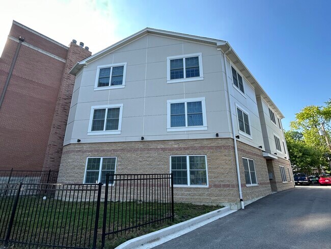Primary Photo - 7441 N Rogers Ave