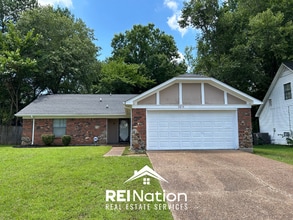 Building Photo - 3BR/2BA Memphis Rental with Attached 2-Car Garage & Hardwood Flooring