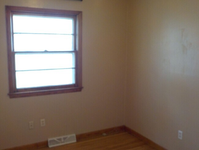 Building Photo - 909 Highland Dr