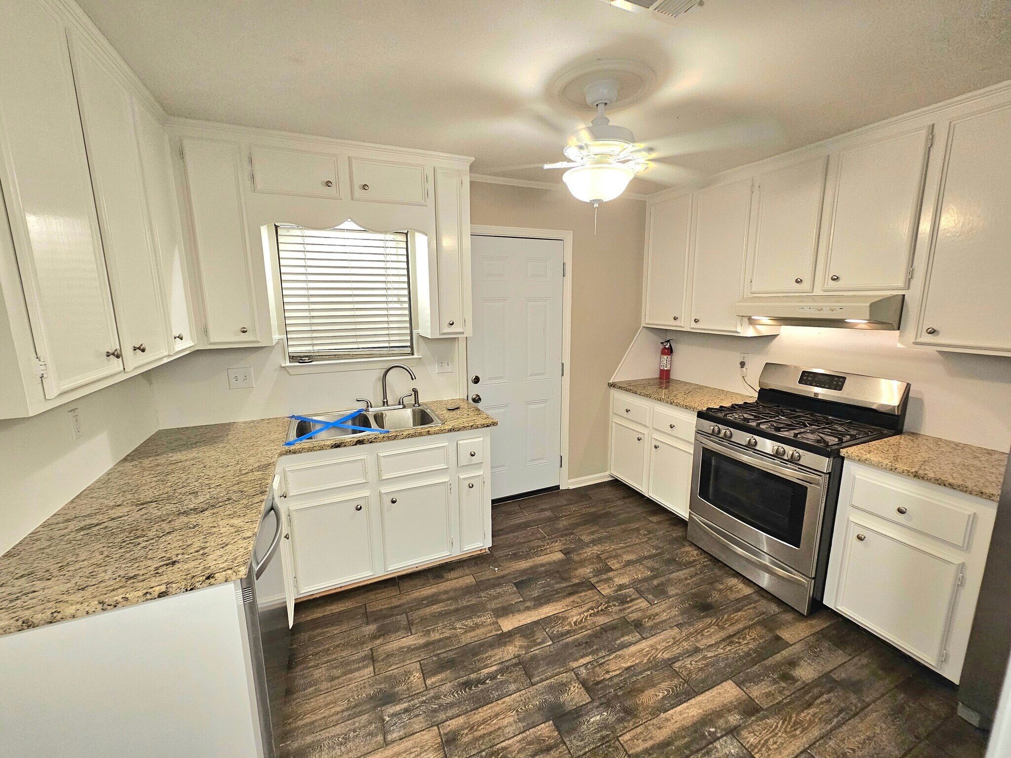 Building Photo - 516 Colynwood Dr