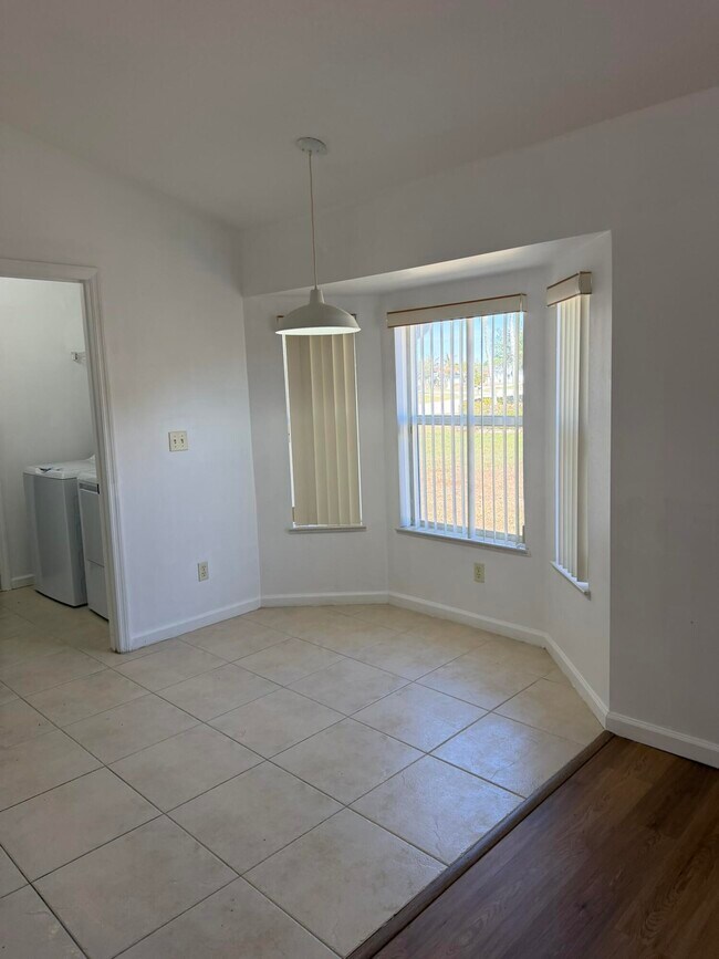 Building Photo - 137 SW Meade Cir