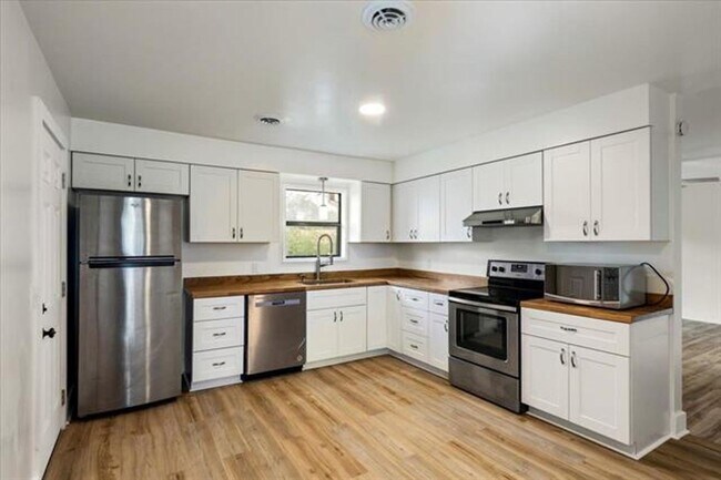 Building Photo - 3 Bedroom, 1.5 Bath Beauty!