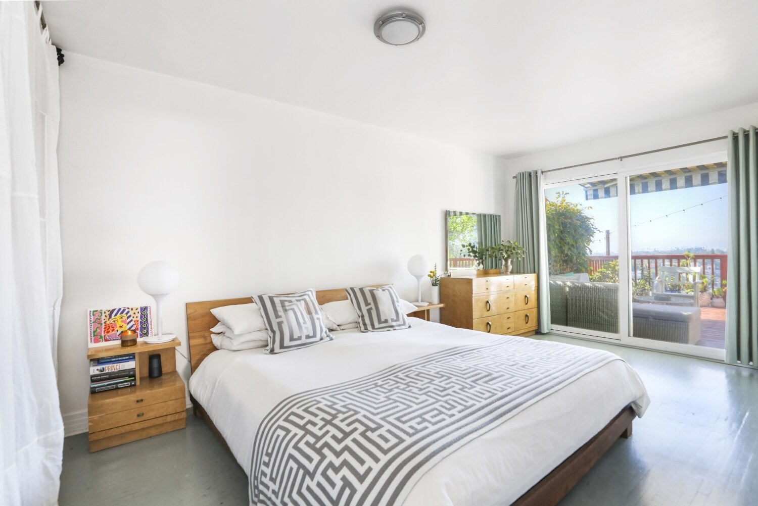 Building Photo - 1563 Lucretia Ave