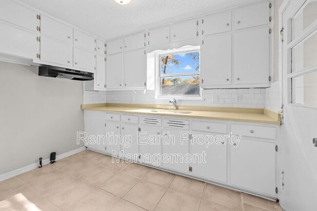 Building Photo - 7404 Paris Ave