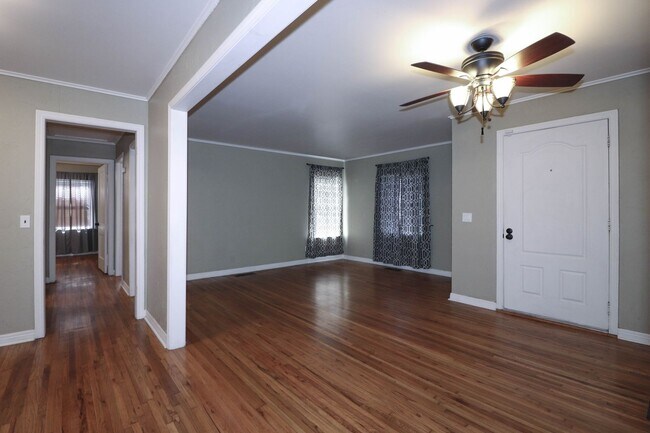 Building Photo - Cozy Bungalow in Brookside area, close to shopping for grocery, coffee shops, restaurants and muc...