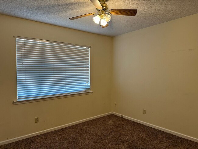 Building Photo - Charming all-brick home located in Hinesville