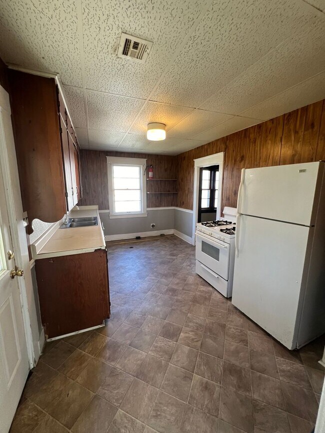 Building Photo - 2 Bedroom Single Family Home Next to Fort ...