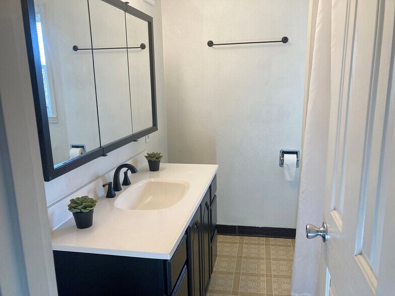 Building Photo - 6021 NW 60th Ave