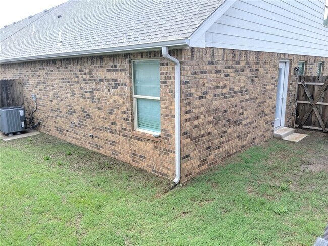 Building Photo - 2201 Buena Vida Ln