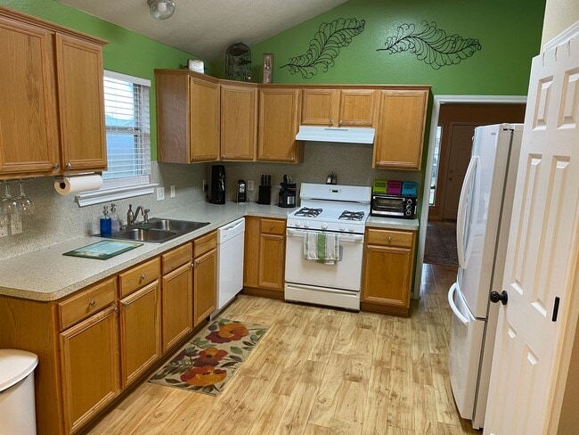 Building Photo - MAY PRE-LEASE!!!!  Adorable 3 Bedroom Home...