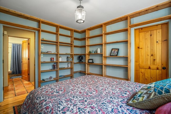 Building Photo - Northside Santa Fe Home