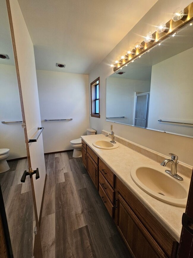 Building Photo - Beautiful 4 Bedroom Home on the Lake-April Rent FREE!