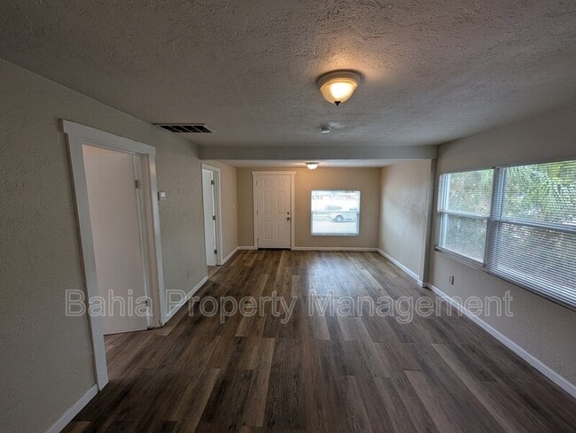 Building Photo - 1013 20th Ave S