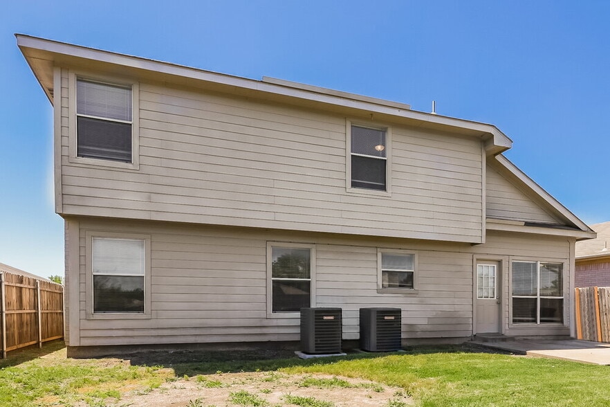 Building Photo - 2400 Stagecoach St