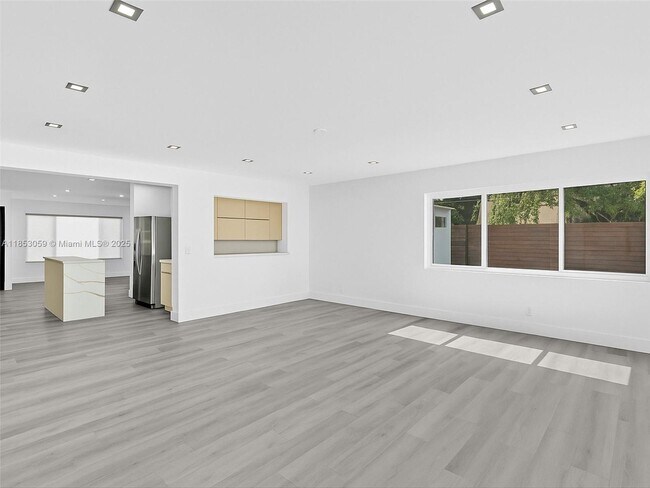 Building Photo - 2048 SW 37th Ave