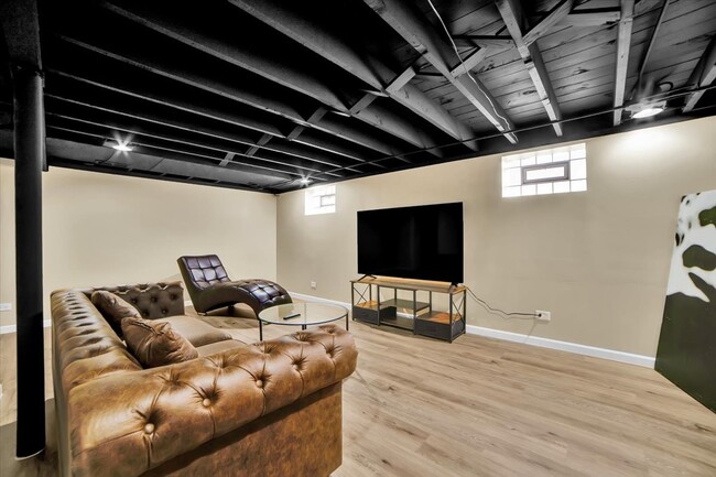 Building Photo - 2546 W 115th St