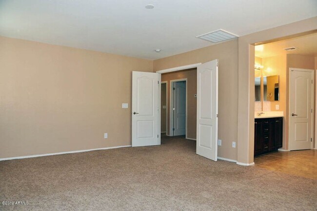 Building Photo - Charming 4 Bed 3 Bath Home in Norterra Area