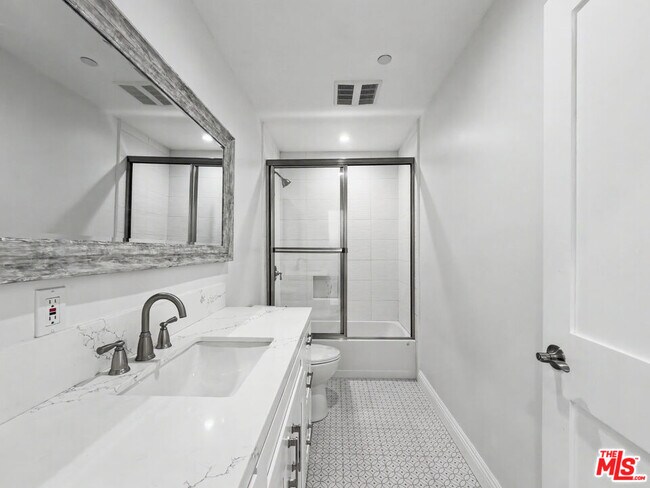 Building Photo - 5035 Zelzah Ave
