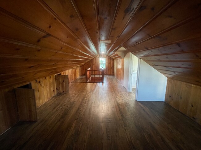 Building Photo - 1315 W Commerce St