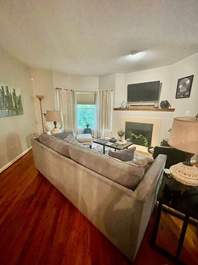 Building Photo - Welcome to this stunning 3-bedroom, 2-bath...