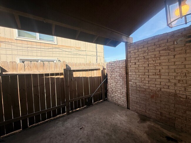 Building Photo - 2619 Ektom Dr