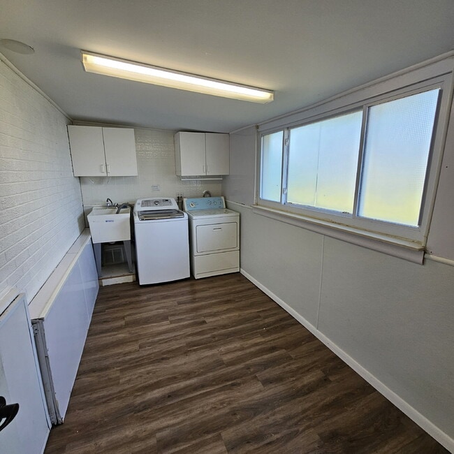 Building Photo - 3 Bedroom, 1.5 Bath Brick Ranch. Huge Great Room and Living Room. Big Kitchen, Backyard with Deck...