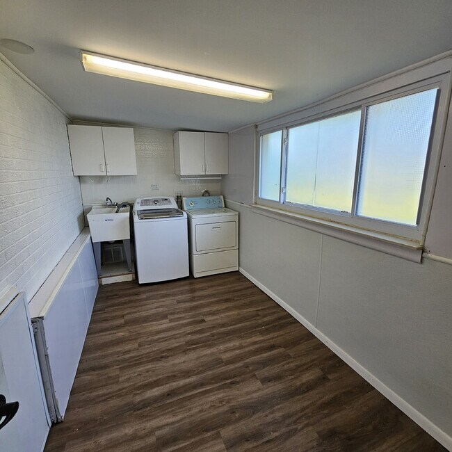 Building Photo - 3 Bedroom, 1.5 Bath Brick Ranch with Attached 2.5 Car Garage. Huge Great Room and Living Room. Bi...