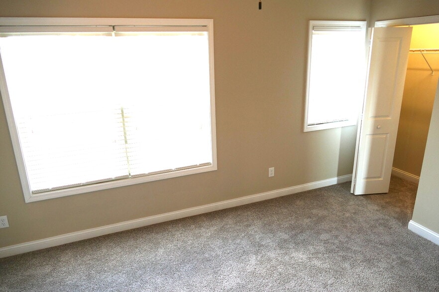 Building Photo - 914 Somerville Ct