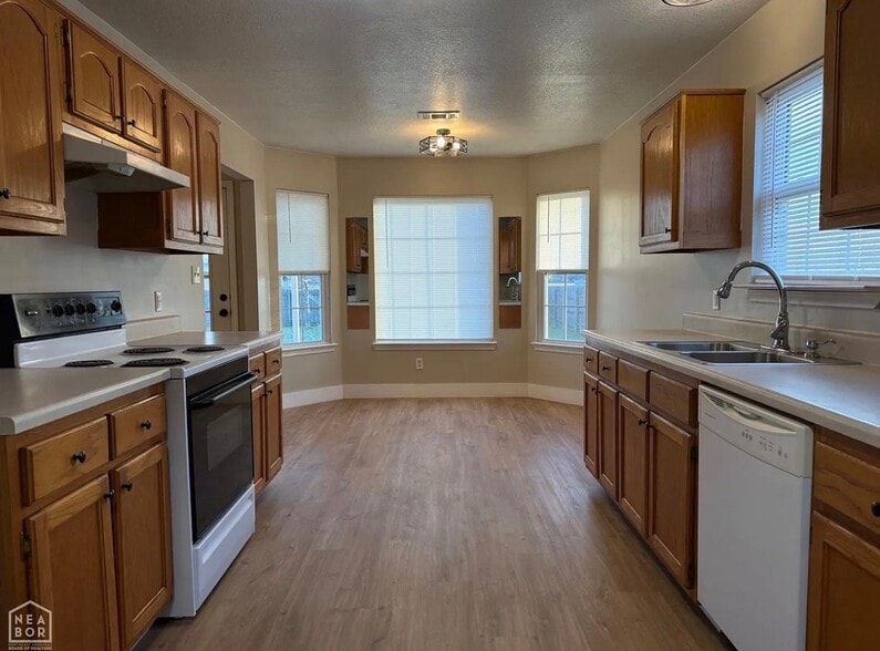 Building Photo - 326 Robinson St