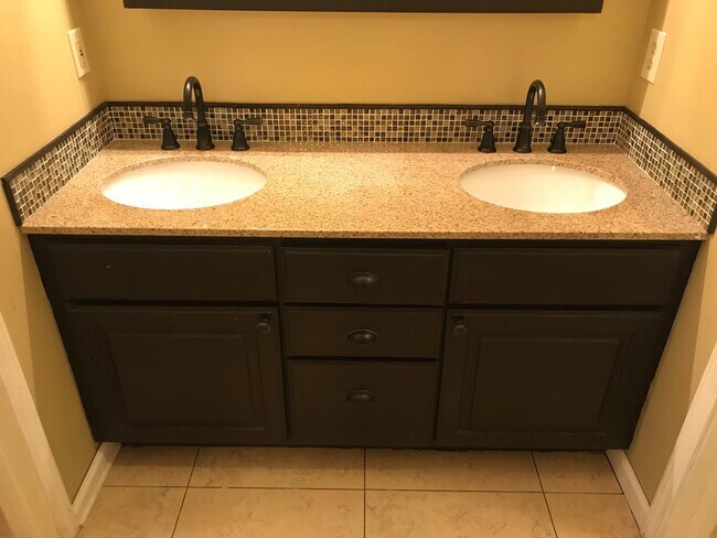 Building Photo - 24 Country Village Cir